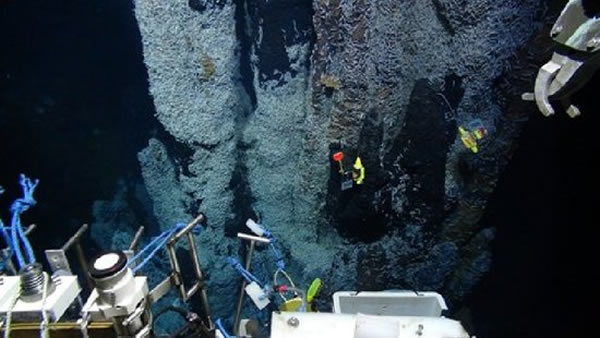 科学家操纵深海潜水器对海底热液喷口进行探索，希望发现新的生命形式
