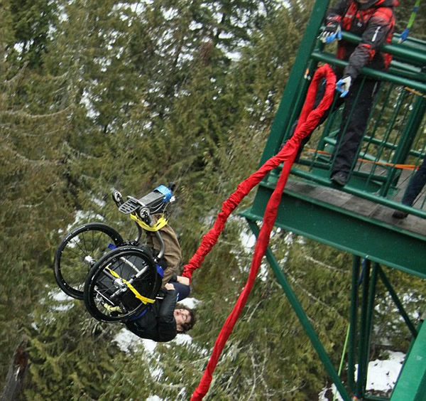 加拿大四肢瘫痪男子的极限跳伞运动