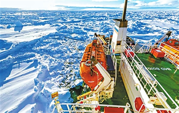 日前，俄罗斯科考船“绍卡利斯基院士”号因天气状况骤然恶化，一度在南极洲沿岸被厚冰困住动弹不得