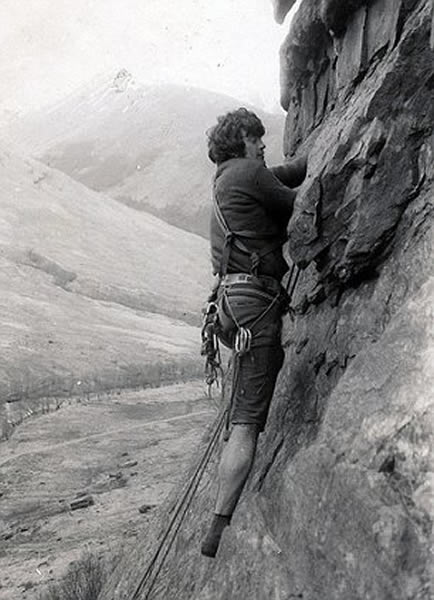 1979年，康维尔挑战瑞士马特洪峰时坠落失踪。34年后，融化的冰层使康维尔的遗体终于被找到。