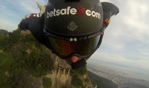 挪威职业跳伞运动家尝试从近2千米高的高空跳下表演翼装飞行