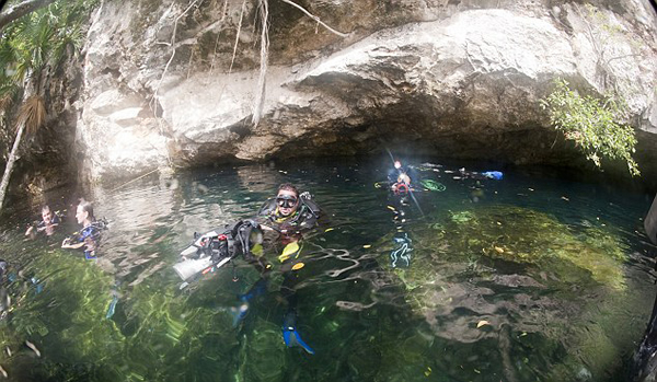 英国水下摄影师勇敢潜入墨西哥尤卡坦半岛的“死亡”洞穴