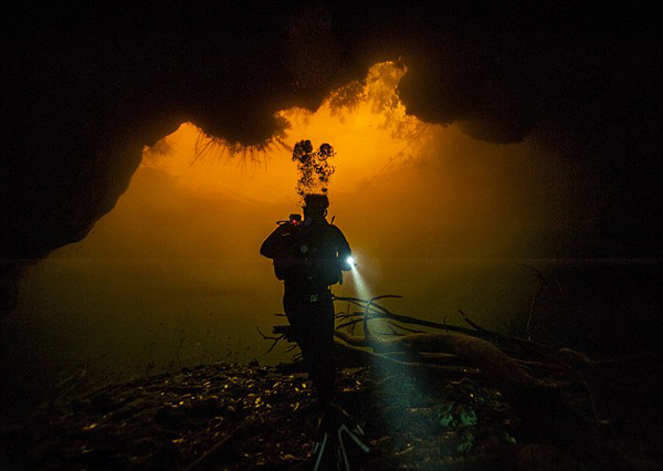 英国水下摄影师勇敢潜入墨西哥尤卡坦半岛的“死亡”洞穴