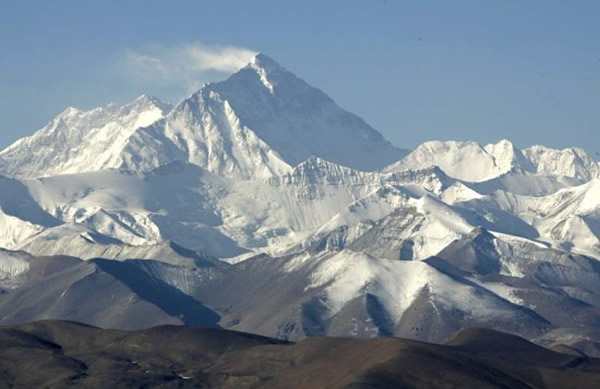 尼泊尔珠穆朗玛峰发生雪崩 6死9失踪