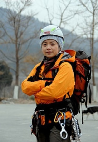41岁中国女子王静不顾禁令抵达珠峰