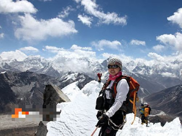 王静上周5成功登上珠穆朗玛峰8850米的顶峰
