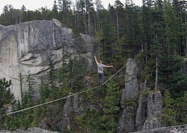 25岁加拿大男子山间玩命走钢线