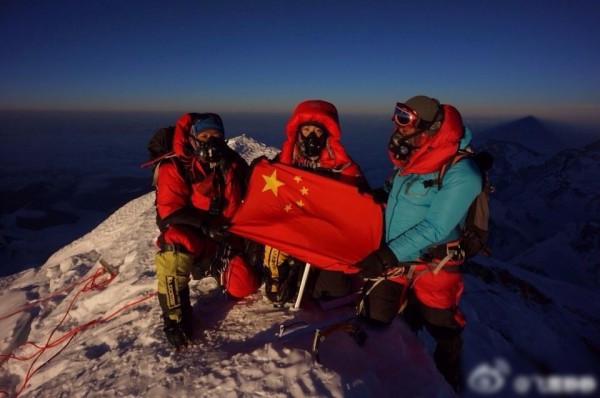 王静早前在微博上载与团体登顶珠穆朗玛峰的照片
