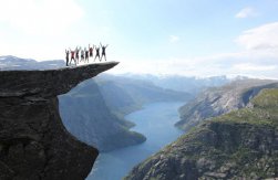 挪威“巨魔舌头”吸引爱好惊险刺激的登山者