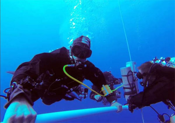 埃及男子潜入305米深海底创世界纪录