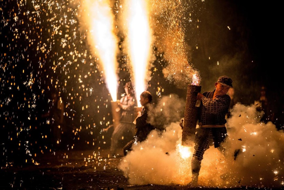 在日本传统节日上，人们手持圆筒式焰火进行表演，通过这一宗教活动来表达对神的敬意。在七月的第三个星期五、星期六和星期天，人们会在日本爱知县丰桥市举行吉田神社祇园祭