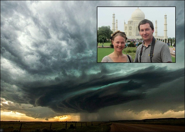 希金斯(小图右)每年夏天抛下塔妮娅(小图左)，专程前往美国追风。图为他拍摄的超级细胞风暴。