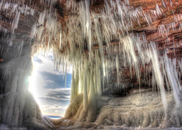 威斯康辛州的国家公园，山洞洞顶满布冰柱。