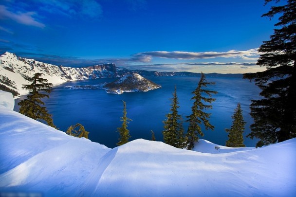 俄勒冈州的火山口湖国家公园，湖天一色加上漂亮雪景，犹如美丽的图画。
