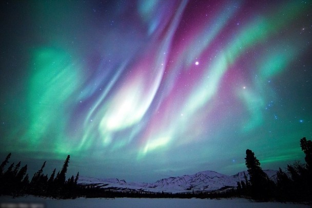 阿拉斯加州的德纳理国家公园，可看到漂亮极的北极光。