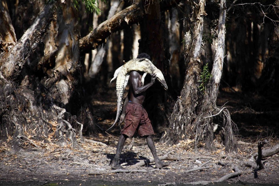 澳大利亚东阿纳姆地原住民保留地，人口大约为1.6万人，对于非原住民来说，如果想要访问这里，只能获得邀请之后才行。雍古族原住民猎手Roy Gaykamangu扛着