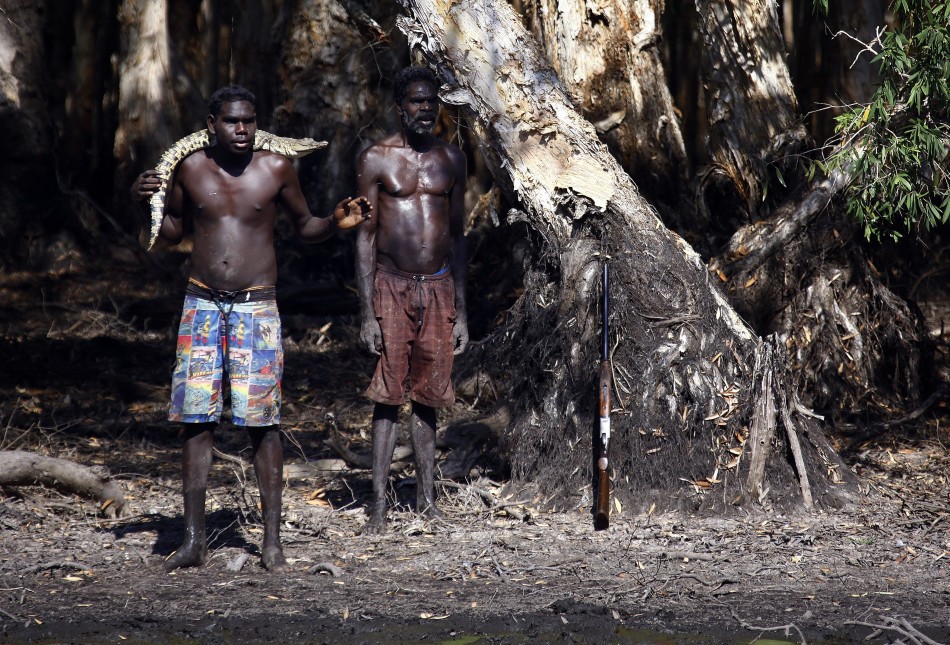 澳大利亚东阿纳姆地原住民保留地，雍古族原住民猎手Roy Gaykamangu和自己的儿子Marcus狩猎鳄鱼。