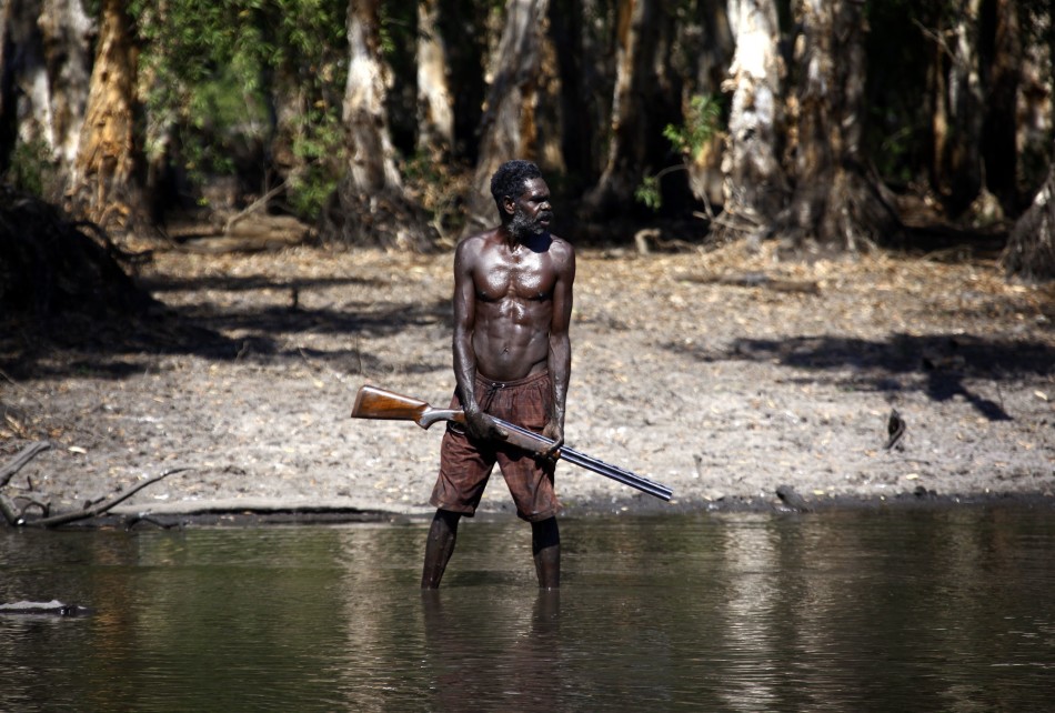澳大利亚东阿纳姆地原住民保留地，雍古族原住民猎手Roy Gaykamangu开枪射击了一条鳄鱼。