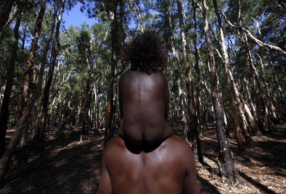 澳大利亚东阿纳姆地原住民保留地，雍古族原住民猎手Roy Gaykamangu试图狩猎一头鳄鱼。