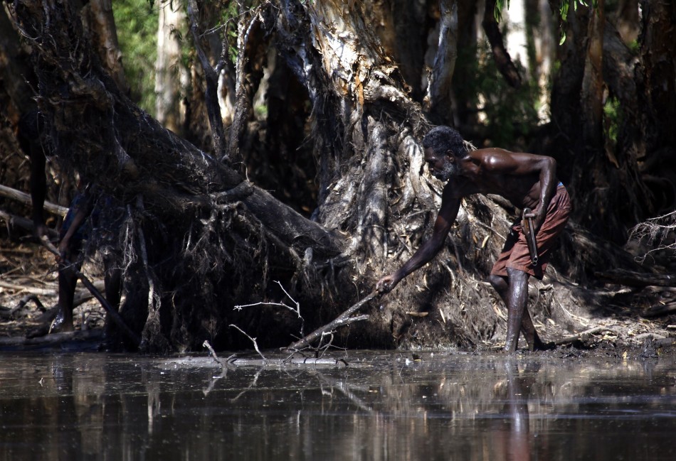 澳大利亚东阿纳姆地原住民保留地，雍古族原住民猎手Roy Gaykamangu试图狩猎一头鳄鱼。