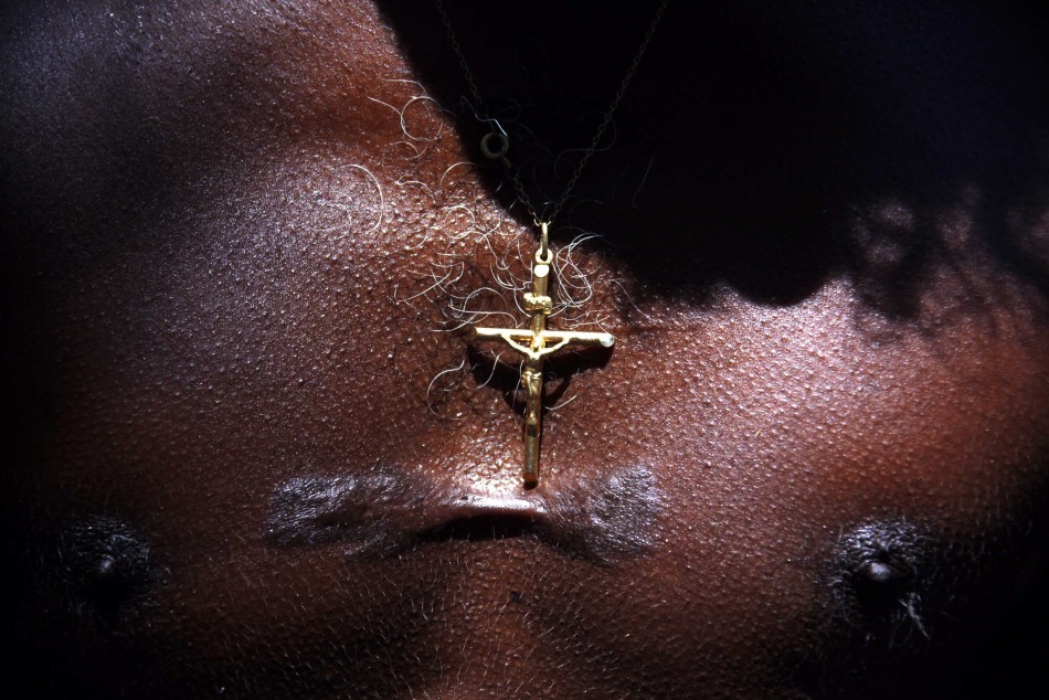 澳大利亚东阿纳姆地原住民保留地，雍古族原住民猎手Bruce Gaykamangu带着一个十字架，正好放在其胸前的伤疤上。