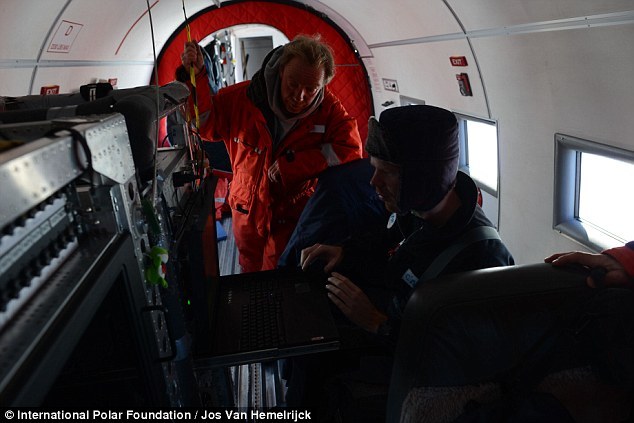 穆勒和他的同事托比亚斯-宾德，乘坐“极地6”号飞机进行研究。