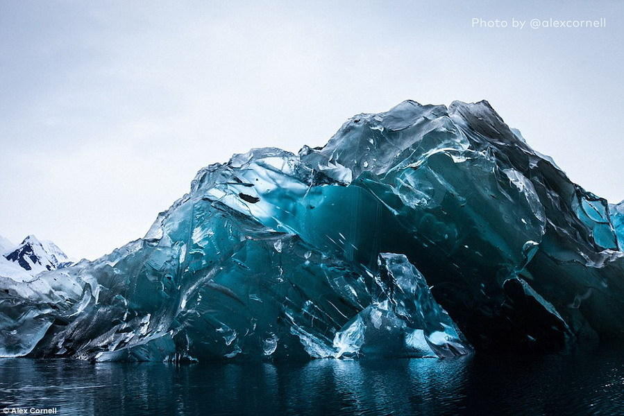 目前，美国旧金山摄影师亚历克斯-康奈尔在南极洲旅行时，拍摄到壮观美丽的冰山景象，如晶体般透明的蓝色冰山漂浮在海面上。
