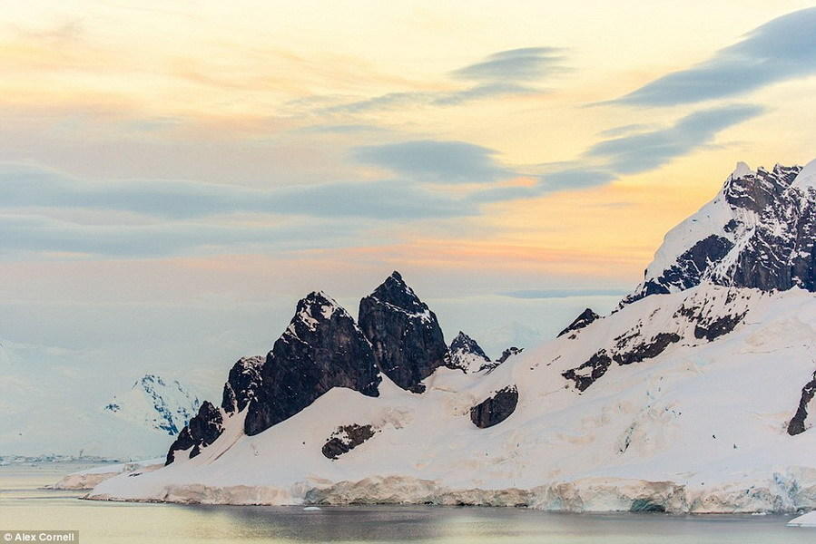这是在西尔瓦湾拍摄的美丽景象，西尔瓦湾后方是一座冰山。