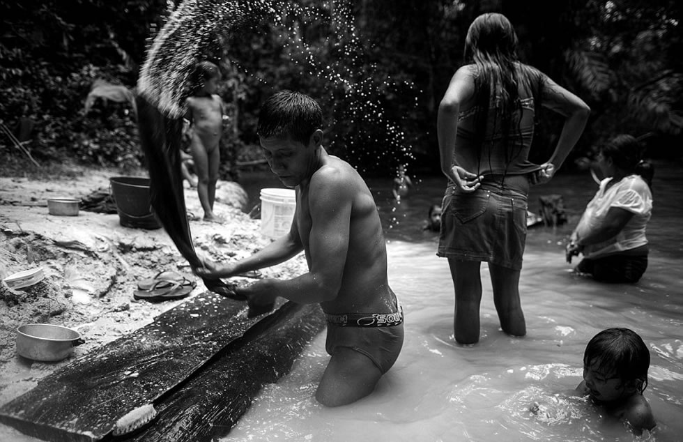 Awa-Guaja部落族人在河中洗衣，孩子们则在旁边洗澡。