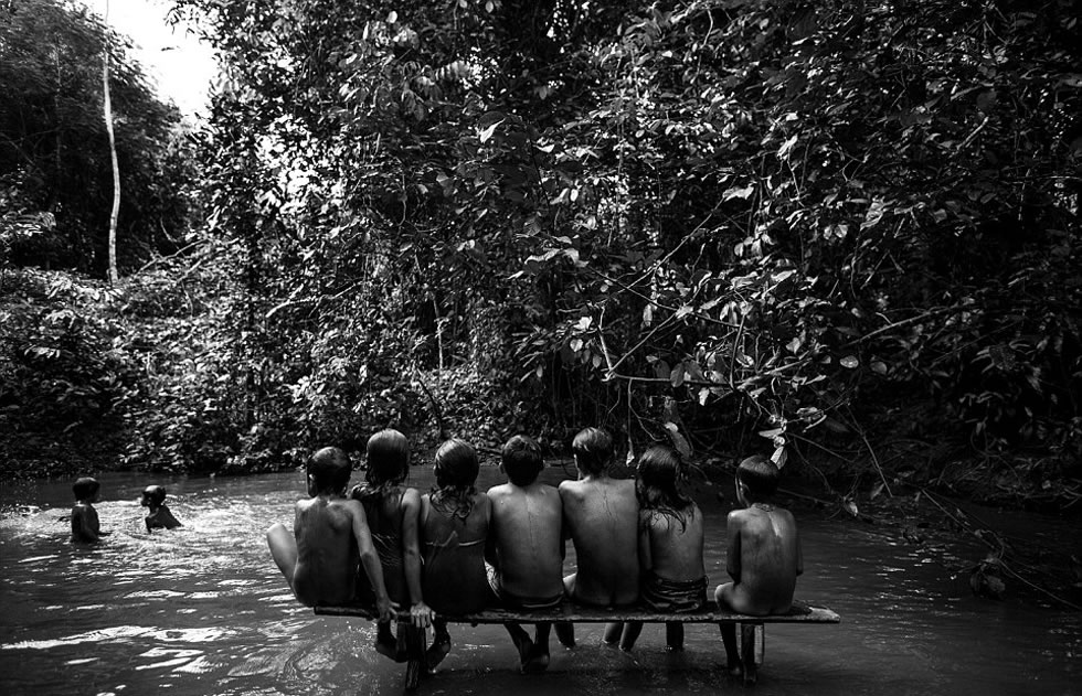 Awa-Guaja部落族人在河中玩耍