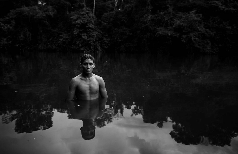 Awa-Guaja部落成员Marimy在Alto Turiacu自然保护区的一条河流中洗澡。