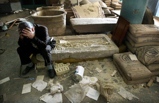 伊拉克国家博物馆在2003年以美国为首的侵略行动中遭到掠夺后，当时的副馆长穆辛•哈山（Mushin Hasan）看着残骸，十分痛心。 Photogr