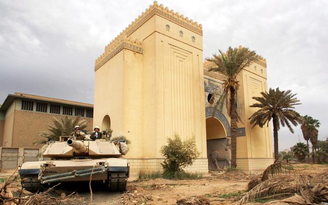 2003年4月，一辆美军坦克车在伊拉克国家博物馆被掠夺破坏后往外移驶。官方估计有超过5000件文物被盗走。 Photograph by Gleb Garanic