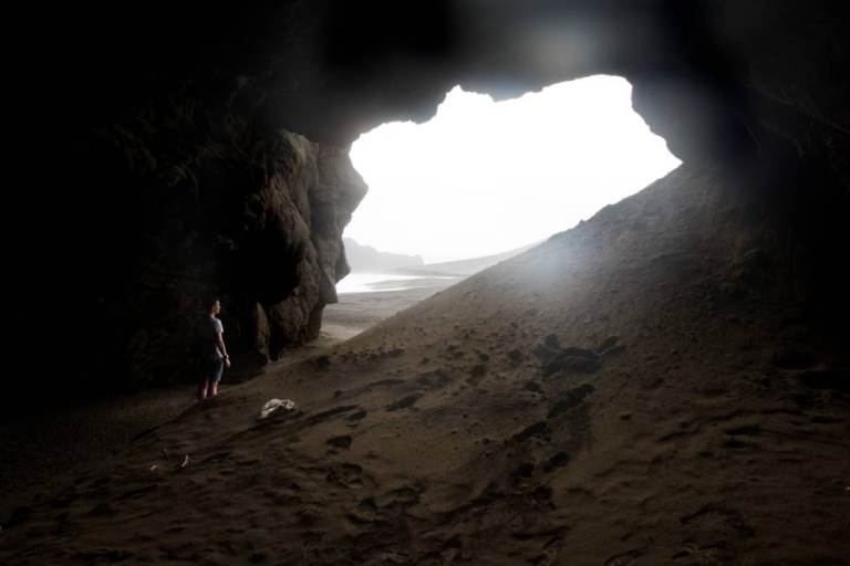 只有少数人曾到访岛上洞穴探秘