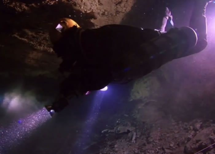 博德等人在巴哈马群岛的狭窄水下洞穴探索时，忽然遇上水底山崩。
