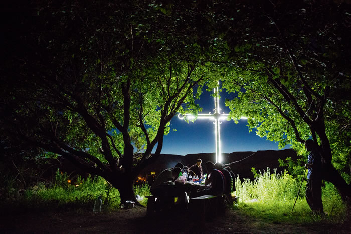夜晚时分，亚美尼亚边城巴加兰的村民在杏树下野餐，高歌关于回忆、文化的坚忍与生存的歌曲，一旁还有一座不无挑衅意味的巨大十字架，朝土耳其的方向闪耀光芒。亚美尼亚与土