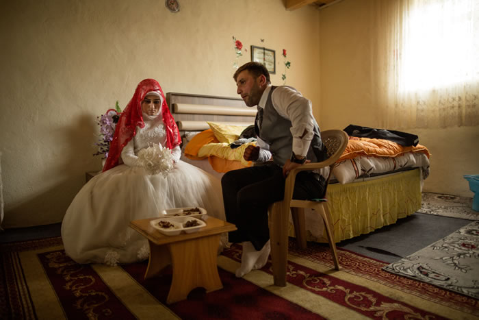 在充斥着历史冲突的土地上，一个充满希望的结合：25岁的亚当․雅马兹和他的妻子，18岁的莎赫许․德米瑞，在土耳其卡斯附近的村庄举办的婚礼上