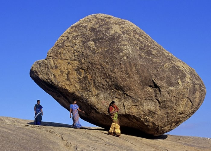 印度马马拉普拉姆250吨巨石反地心吸力屹立斜坡1300年