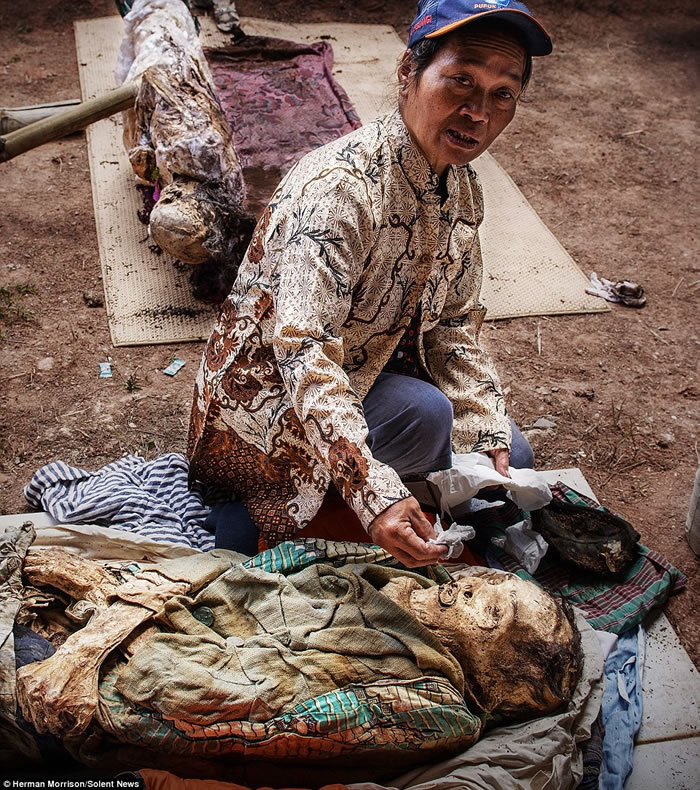 印尼苏拉威西岛托拉雅族人的赶尸习俗：每年8月开棺挖坟将亲人遗体挖出