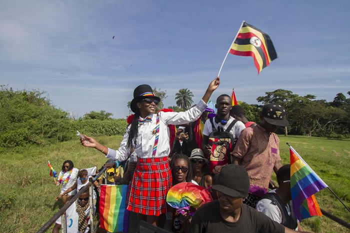 活跃​​分子集结参加2015年八月在乌干达恩特贝（Entebbe）举行的同志骄傲游行。乌干达也是认定同性关系非法的那73个国家之一。 P