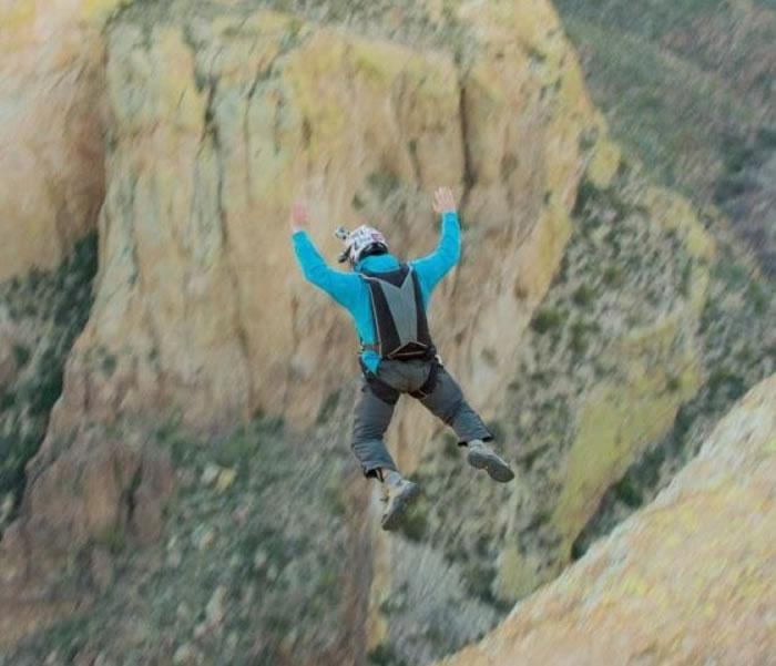 克雷默曾上载多段自己跳伞的短片。