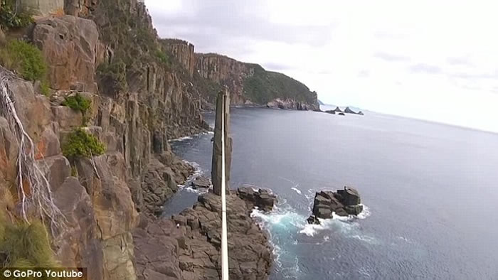 澳洲塔斯马尼亚极限运动员30米高空踩绳玩命，险失足堕崖
