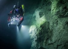 探险家团队在捷克发现一个至少有404米深的水底洞穴