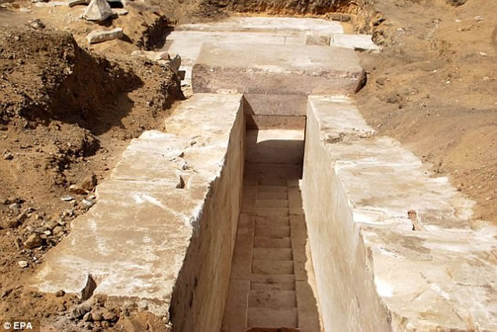 考古学家在埃及开罗西南约40公里处的代赫舒尔发现距今约3700年的新金字塔
