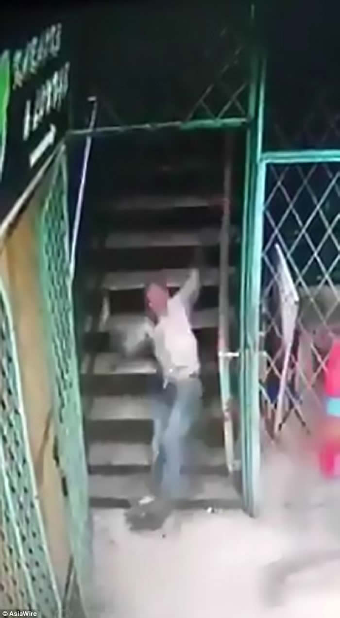 马来西亚沙巴州小镇有个“幽灵楼梯” 有人经过就会莫名其妙跌倒