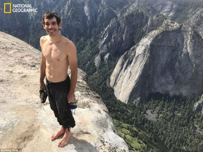 全球第1人：美国攀岩好手Alex Honnold成功徒手攀上优胜美地国家公园酋长巨石