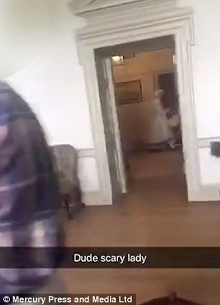 美国女子到北卡罗莱纳州古老宫殿建筑参观时意外拍到疑似18世纪女仆鬼魂影像