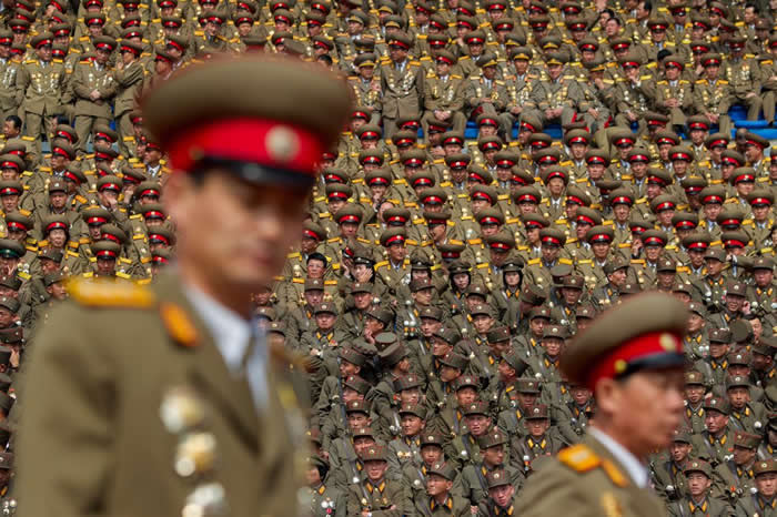 2012年纪念金日成的活动上，朝鲜军人坐满平壤的体育场。 PHOTOGRAPH BY DAVID GUTTENFELDER, NATIONAL GEOGRAPH