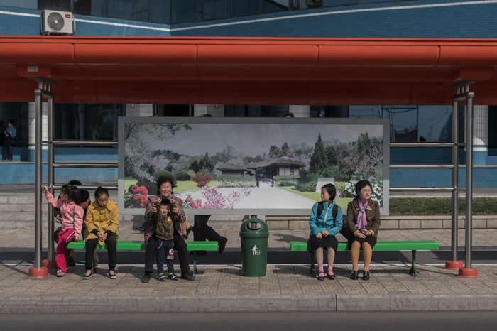 艾德．琼斯（Ed Jones）拍摄平壤居民等待公车的画面
