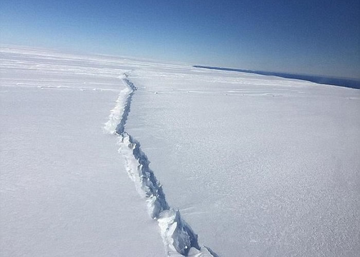 南极过去曾出现震撼的裂缝。